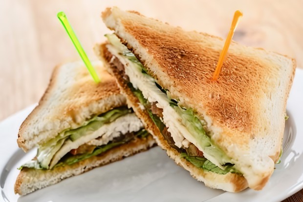 Сэндвич с курицей и овощами