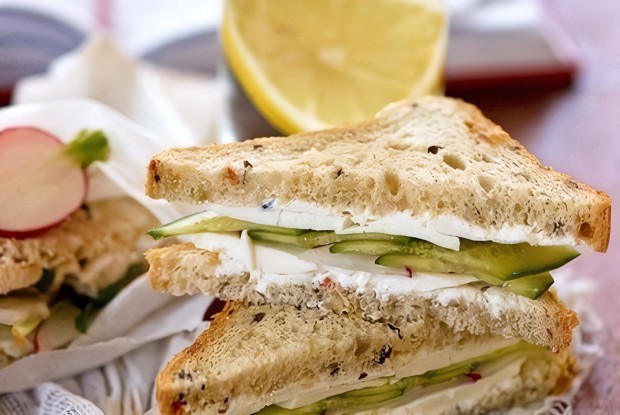 Сэндвич с курицей и редисом