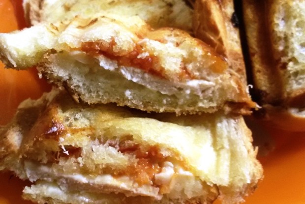 Сэндвич с курицей, помидорами и красным луком