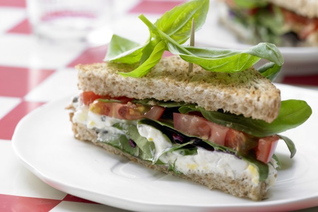 Сэндвич с помидорами и пряным яичным кремом