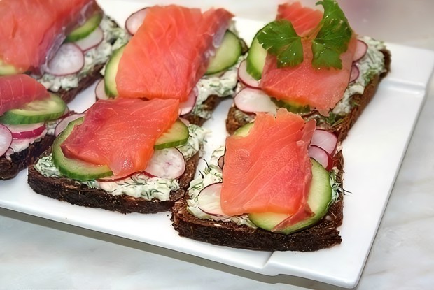 Сэндвич с семгой и свежими овощами