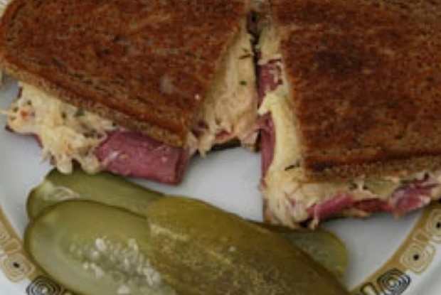 Сэндвич с солониной и квашеной капустой