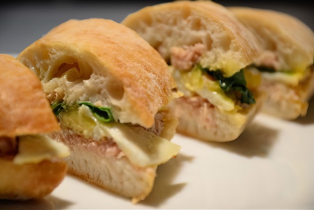 Сэндвич с тунцом и яичницей