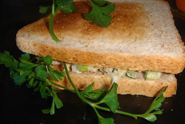 Сэндвич с тунцом