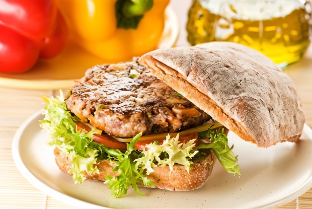 Сэндвич с жареной говядиной, сыром и соусом с хреном