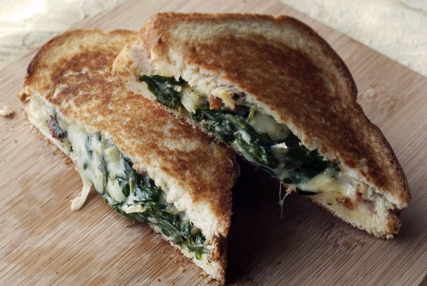 Сэндвич со шпинатом и артишоком