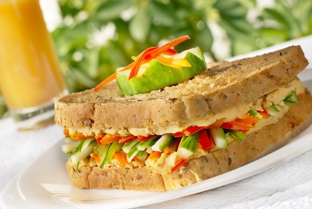 Сэндвич со свежими овощами и сыром