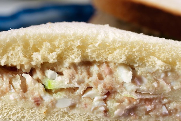 Сэндвичи на белом хлебе с форшмаком и яблоком