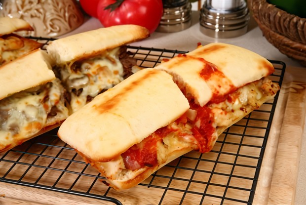 Сэндвичи на гриле с говядиной, ветчиной и сыром