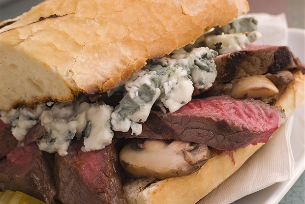 Сэндвичи с говяжьим стейком, шампиньонами и кремом из базилика