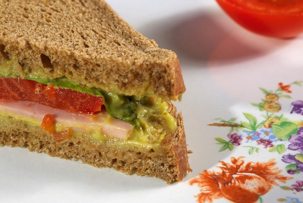 Сэндвичи с гуакамоле, каперсами и копченым мясом