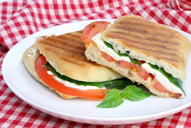 Сэндвичи с копченой моцареллой