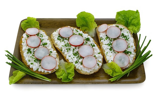 Сэндвичи с редиской, зеленым луком, кунжутом и имбирем