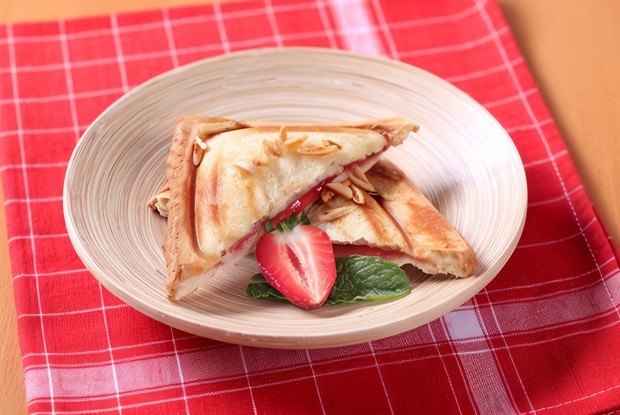 Сэндвичи с сырным кремом и свежей клубникой