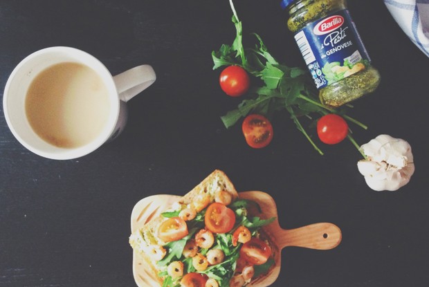 Сэндвичи с творожным кремом и соусом песто, с чесночными креветками