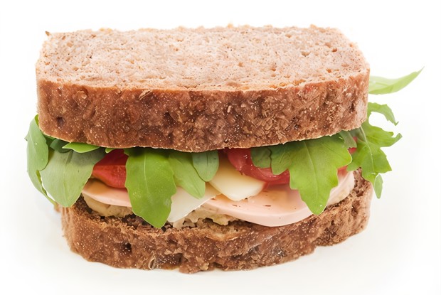 Сэндвичи со свежим мясным хлебом, рукколой, майонезным соусом и цельнозерновым хлебом