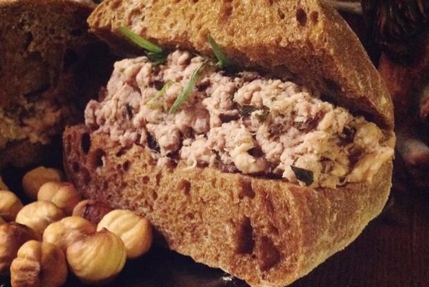 Скандинавский многоэтажный мясной бутерброд с вишневым соусом