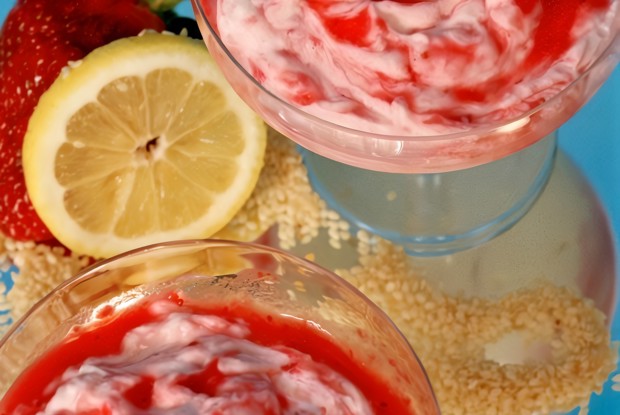 Скандинавский пудинг из ревеня со взбитыми сливками