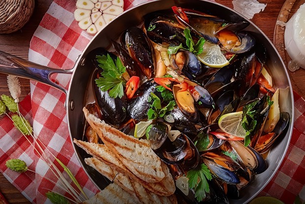 Сковорода мидий в остро-томатном соусе