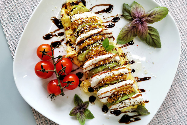 Скрэмбл из перепелиных яиц с авокадо и моцареллой