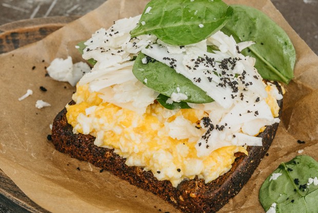 Скрэмбл на бородинском тосте с цветной капустой и трюфельным маслом