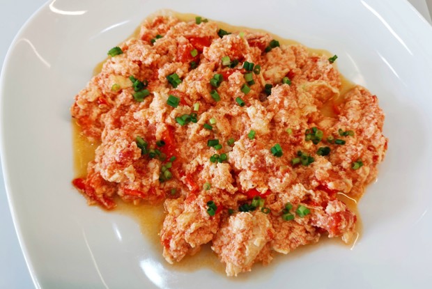 Скрэмбл с томатами и луком