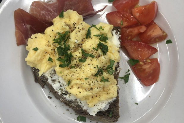 Скрэмбл с тостом и хамоном