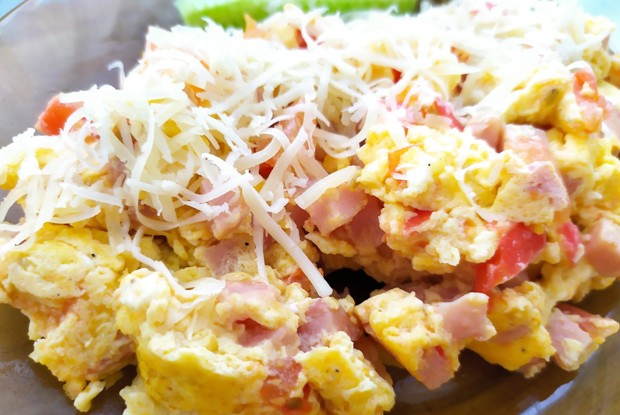 Скрэмбл с ветчиной и помидорами