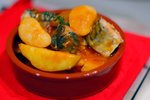 Скумбрия, тушеная в томатном соусе с картофелем и белой фасолью