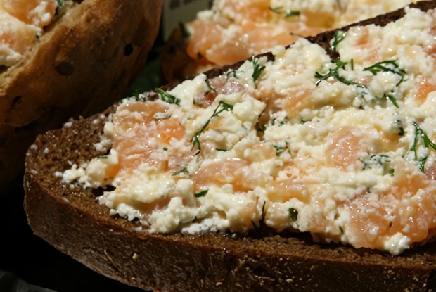 Слабосоленая семга с творогом и укропом