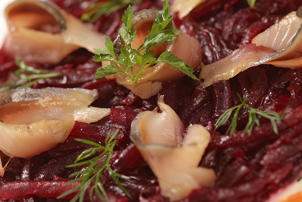 Слабосоленая атлантическая сельдь под шубой из молодых овощей