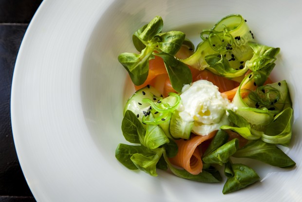 Слабосоленый лосось с огурцом от шеф-повара Mercedes bar Артема Сергеева