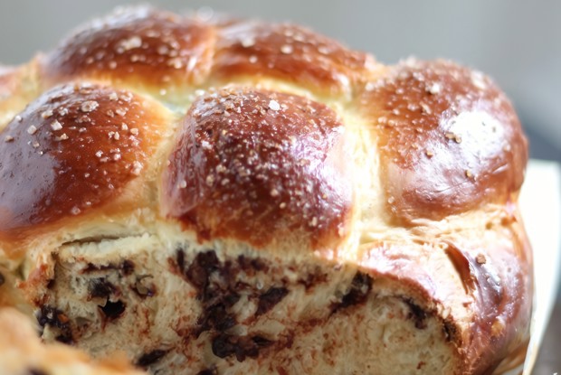 Сладкая хала с кусочками шоколада и солью