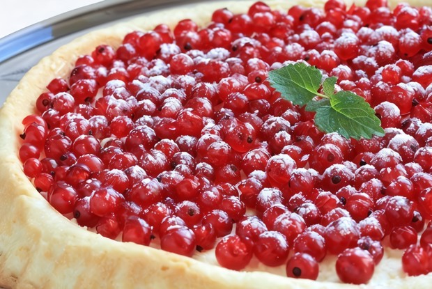 Сладкая пицца с красной смородиной