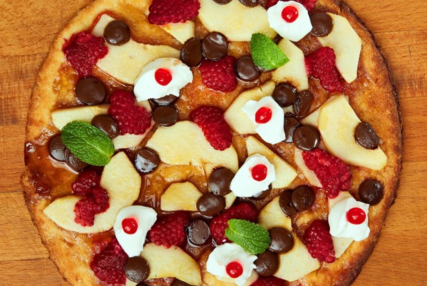 Сладкая пицца с грушей в карамели малиной и крем сыром