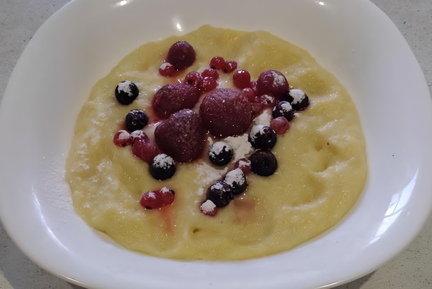 Сладкая полента с ягодами