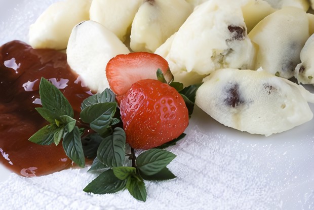 Сладкие австрийские сливовые клецки