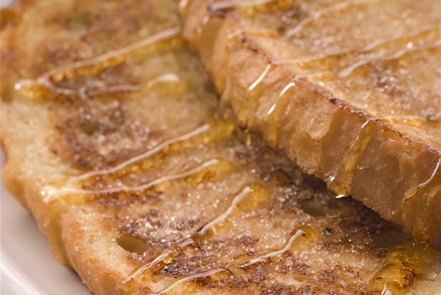 Сладкие французские тосты с теплым персиковым компотом и кленовым сиропом