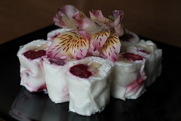 Сладкие роллы с вишней и бананом