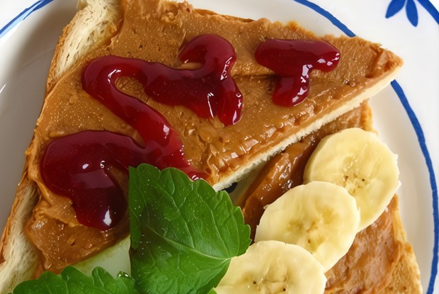 Сладкие сэндвичи с арахисом, клубникой и бананом