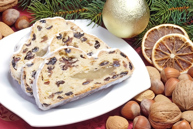Сладкий хлеб с сухофруктами и марципаном