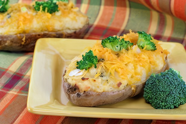 Сладкий картофель, фаршированный брокколи и фетой
