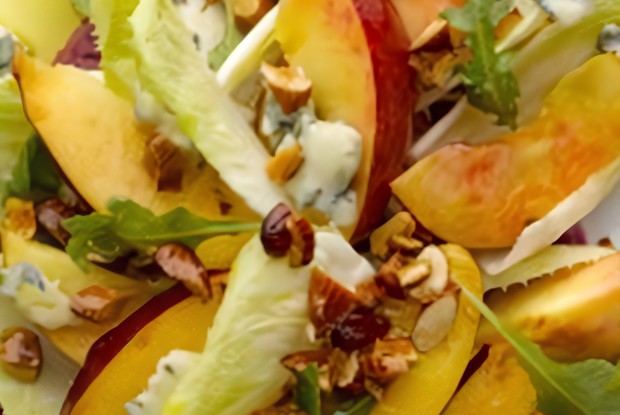 Сладкий летний салат с нектаринами и свеклой