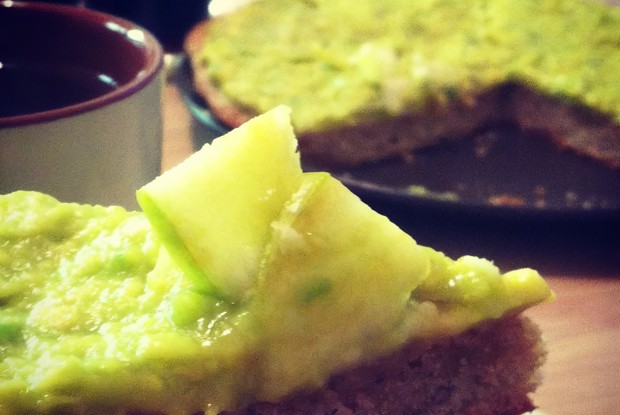 Сладкий пирог с авокадо и плавленым сыром