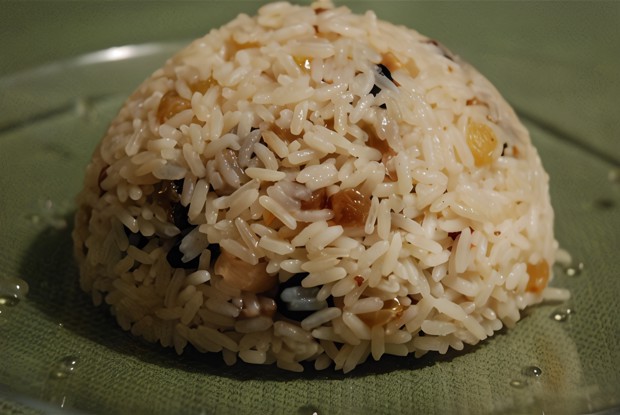 Сладкий плов с сухофруктами и орехами