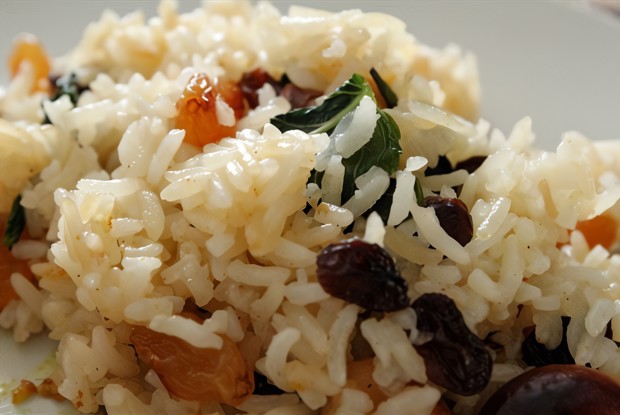Сладкий рис с орешками кешью, сухофруктами и мятой