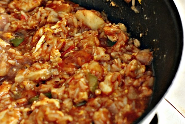 Сладкий рис с овощами, яйцом и ананасом