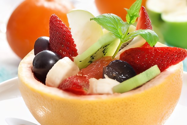 Сладкий салат из бананов, винограда, ананаса и цитрусов