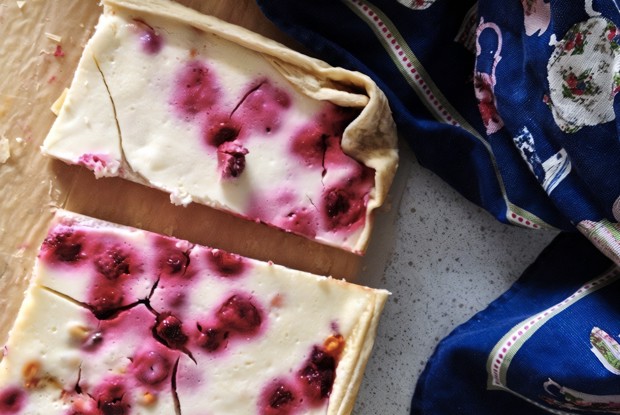 Сладкий сметанный пирог с ягодами