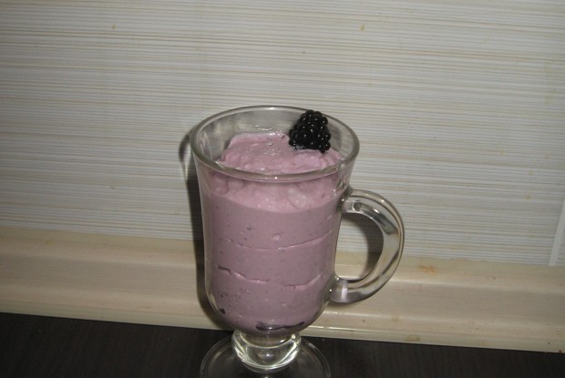 Сладкий творог с ежевикой